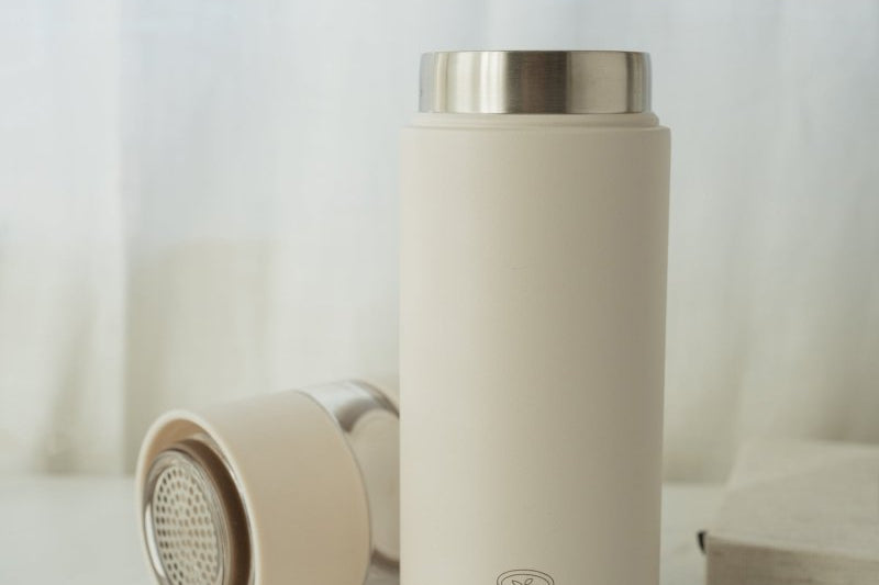 https://richandpourco.com/cdn/shop/products/stainless-steel-travel-tumbler-with-tea-infuser-461044.jpg?crop=center&height=533&v=1702497013&width=800